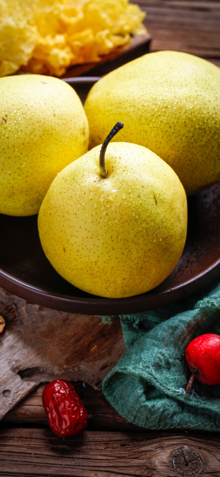 Fresh Yellow Pears on Plate 4K Wallpaper