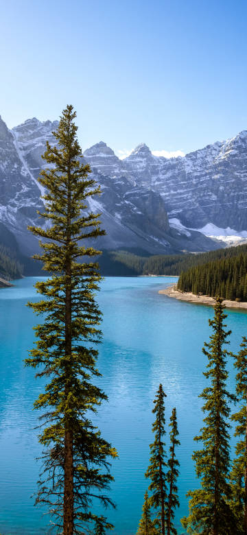 Canada's Moraine Lake, Turquoise Water, snowy mountains
