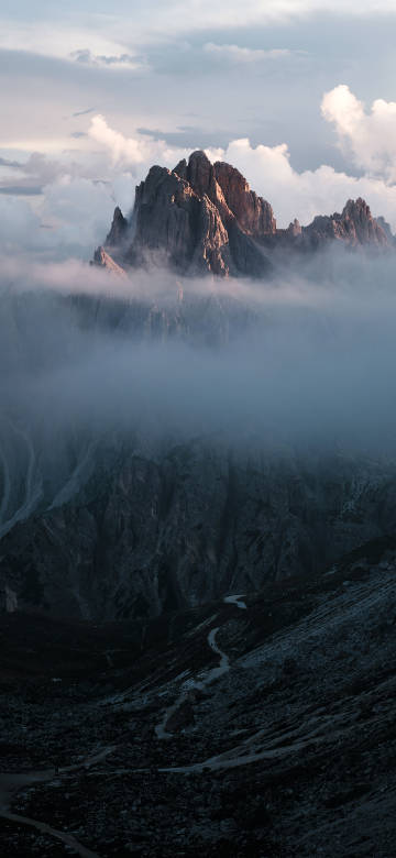 Landscape 4K wallpaper: lingering clouds, magnificent peaks, valleys, depth effect