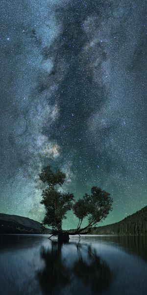 Breathtaking 4K Wallpaper of a Tranquil Lake and Starry Night Sky