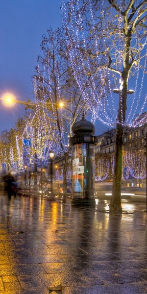 Enchanting Paris Wallpaper: A Nighttime Stroll Along the Champs-Élysées