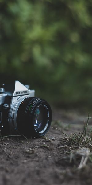 Vintage Camera on Ground - Perfect Retro Wallpaper for Photography Lovers