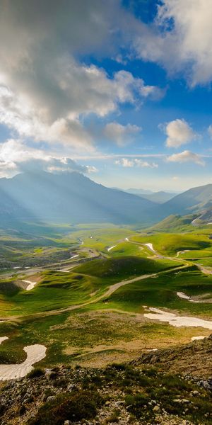 Breathtaking Mountain Landscape Perfect for Your Phone Wallpaper