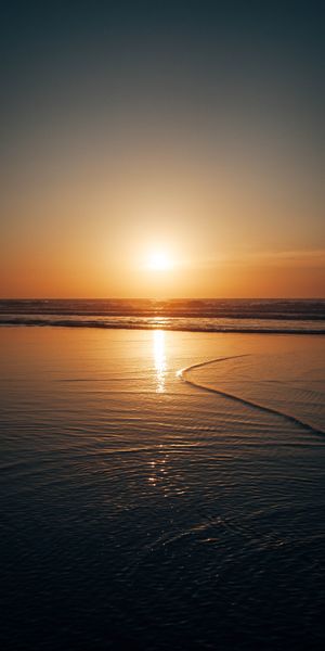 Breathtaking 4K Mobile Wallpaper of Twilight Sunset Over the Sea