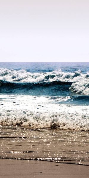Breathtaking 4K Mobile Wallpaper of Beach Waves and Earthy Tones