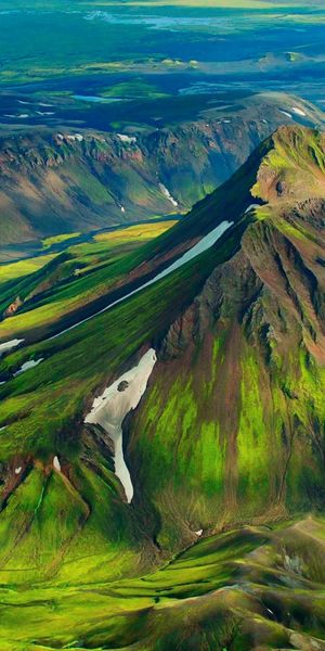 Ultra HD Wallpaper of Majestic Mountains and Serene River Landscape