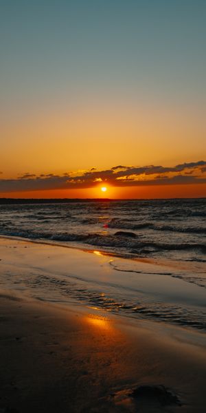 Breathtaking Sunset at the Shore with Gentle Waves
