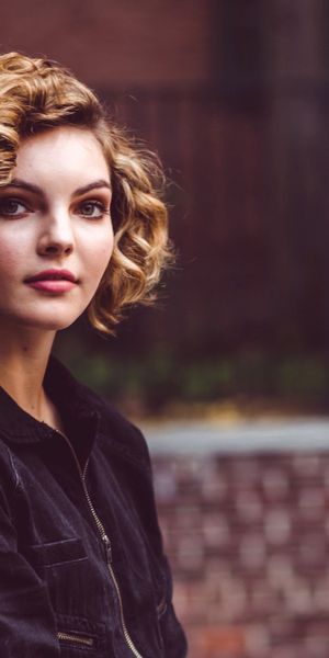 Phone wallpaper: Blur, Brunette, Women, Curl, American, Actress, Hazel Eyes, Camren Bicondova free d
