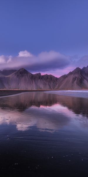 Breathtaking Icelandic Landscape with Mountain Reflection