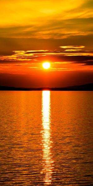 Breathtaking HD mobile wallpaper of a sunset reflecting on water