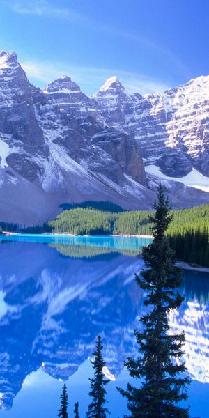 Serene 4K Phone Wallpaper of Majestic Mountains and Tranquil Lake