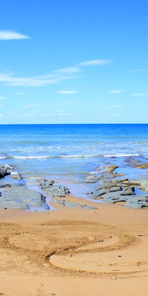 Breathtaking 4K mobile wallpaper of a tranquil beach scene