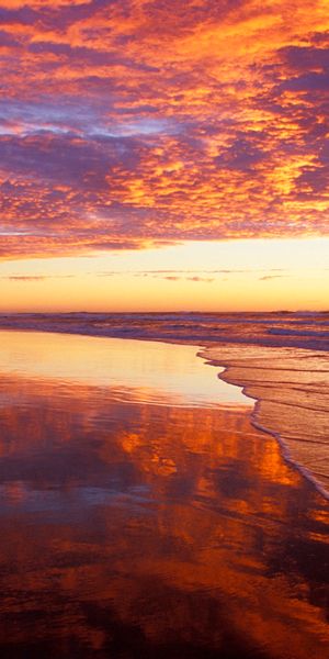 Breathtaking Sunrise Over the Ocean: Ideal Phone Wallpaper for Nature Lovers