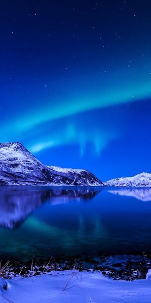 Breathtaking Aurora Borealis Over a Serene Snowy Lake