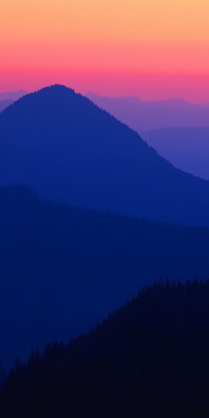 Breathtaking Mountain View at Sunset for Your Mobile Screen