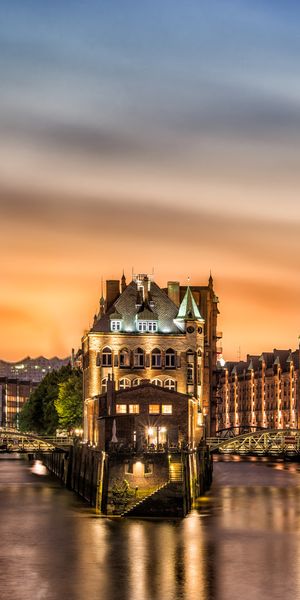 Explore the Charm of Hamburg: A Mobile Wallpaper of the Cityscape