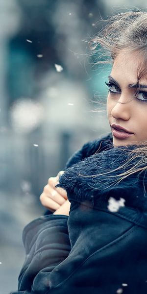 Phone wallpaper: Blur, Brunette, Model, Women, Brown Eyes, Outdoor free download