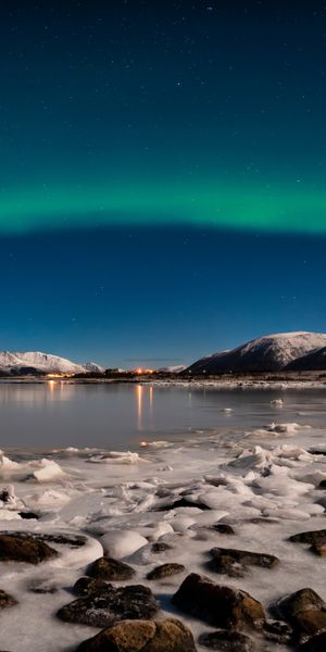 Breathtaking Lofoten, Norway Aurora Borealis Night Photography - 4K iPhone Wallpaper