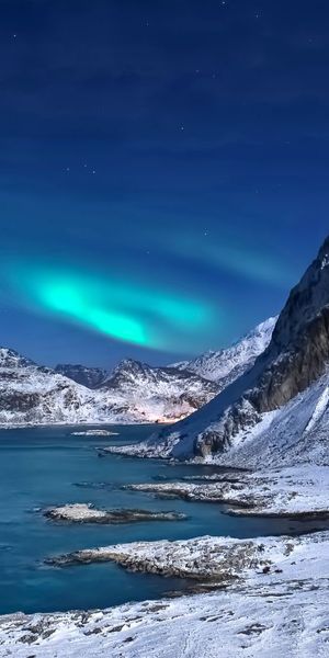 Explore this captivating mountain wallpaper featuring northern lights, free for all
