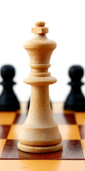 Elegant Chess Game Wallpaper: 4K Phone Background Featuring Classic Pieces