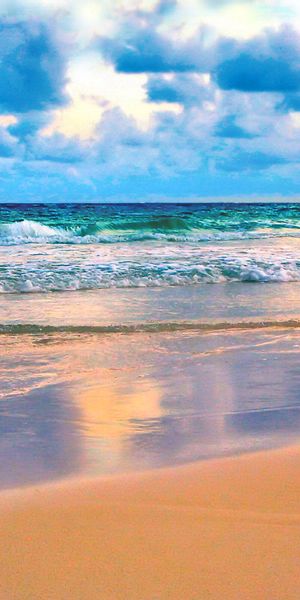 Tranquil beach wallpaper featuring waves, horizon, and clouds in 4K