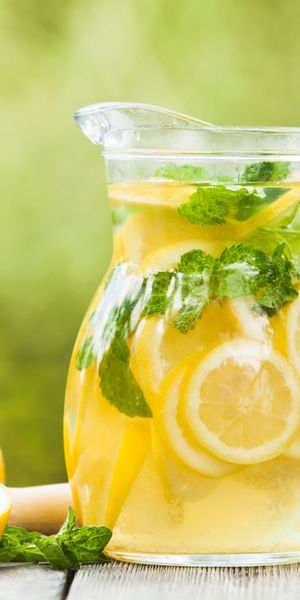 Vibrant mint and lemon drink wallpaper with fresh fruit and greenery