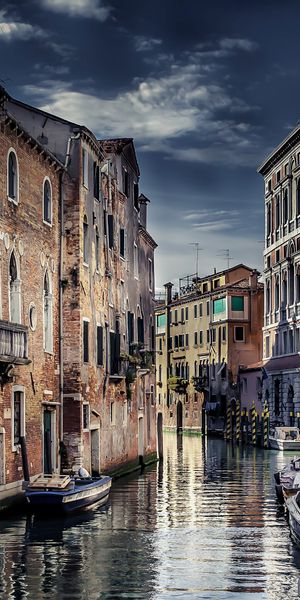 Captivating 4K Venice Canal Wallpaper - Perfect for Your Phone