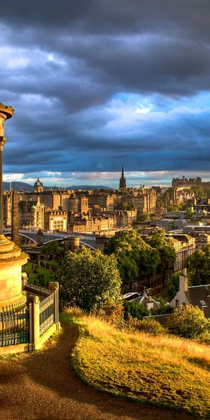 Breathtaking Edinburgh Cityscape: 4K Mobile Wallpaper for Urban Lovers