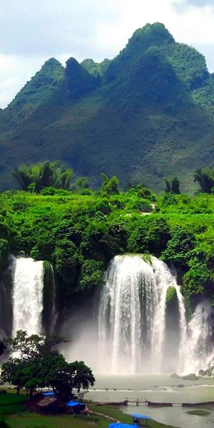 Majestic Waterfall Surrounded by Lush Mountains - Ideal 4K iPhone Background