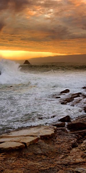 Breathtaking 4K iPhone Wallpaper: Sunset Over Ocean Waves and Rocks