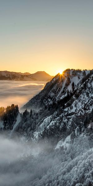 Breathtaking 4K Mobile Wallpaper of Dawn Over Snowy Mountains