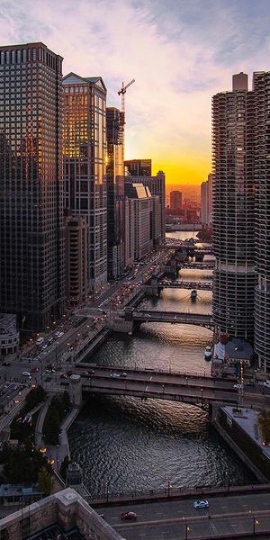 Breathtaking Chicago skyline at sunset - 4K iPhone wallpaper