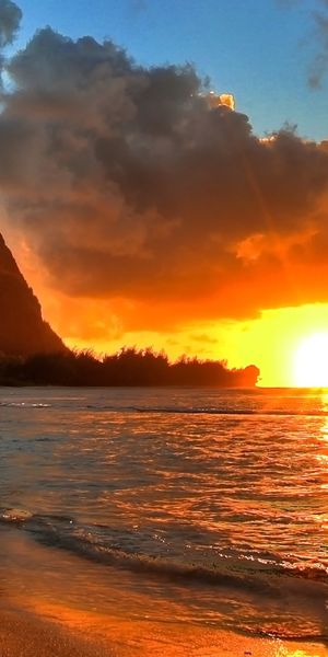 Breathtaking 4K iPhone Wallpaper: Beach Sunset with Clouds and Water
