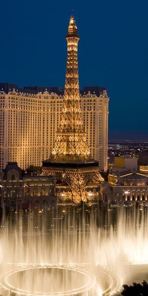 Captivating 4K Wallpaper of Las Vegas at Night with Iconic Landmarks