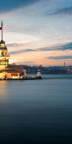 Breathtaking 4K iPhone Wallpaper of Istanbul's Iconic Maiden's Tower