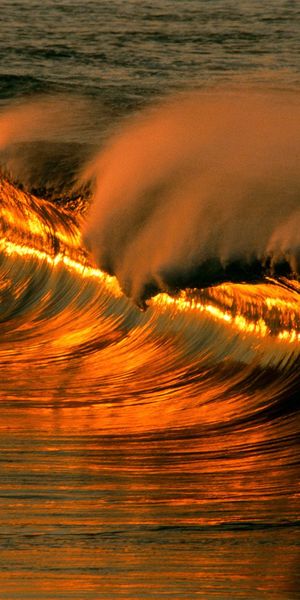 Golden Waves of the Ocean: A Captivating HD Phone Wallpaper for Nature Lovers