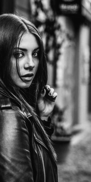 Phone wallpaper: Blur, Brunette, Model, Women, Black & White free download