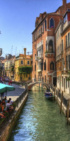Charming Venice Canal Scene for Phone Wallpaper