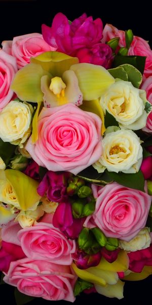Beautiful HD wallpaper showcasing a bouquet of roses and orchids