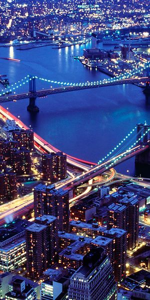 Breathtaking 4K iPhone Wallpaper of Manhattan and Brooklyn Bridges at Night