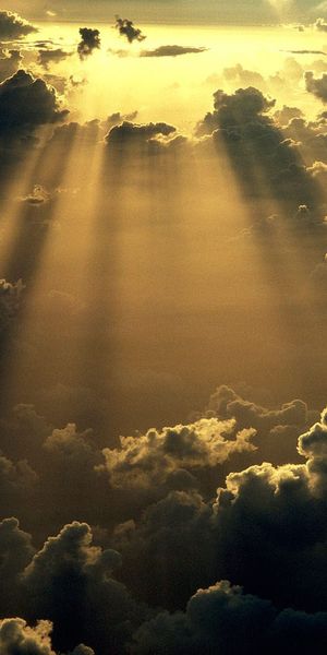 Captivating iPhone Wallpaper Featuring Sunbeams and Clouds in Nature