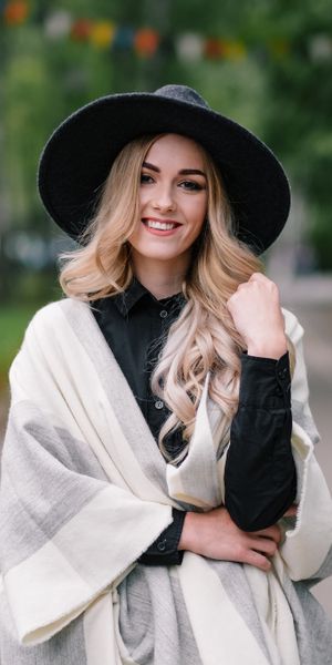 Phone wallpaper: Blur, Smile, Blonde, Hat, Model, Women free download