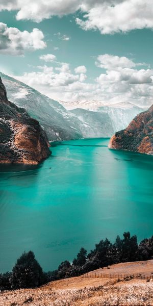 Breathtaking Mountain Lake Scenery Wallpaper