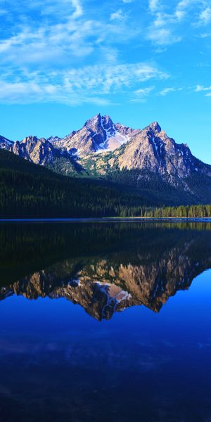 Breathtaking 4K mobile wallpaper of a tranquil mountain landscape