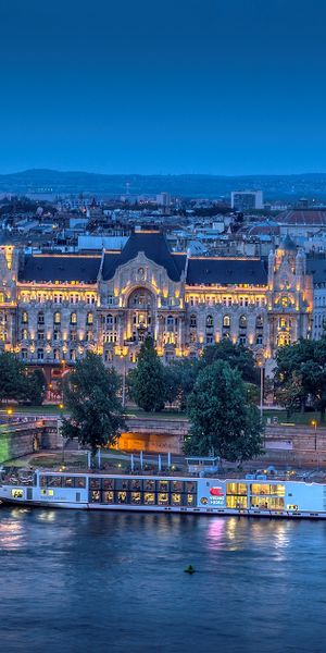 Beautiful HD wallpaper featuring Chain Bridge, Budapest cityscape at night