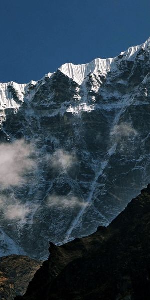 Breathtaking 4K mountain wallpaper for your phone: Nature's grandeur
