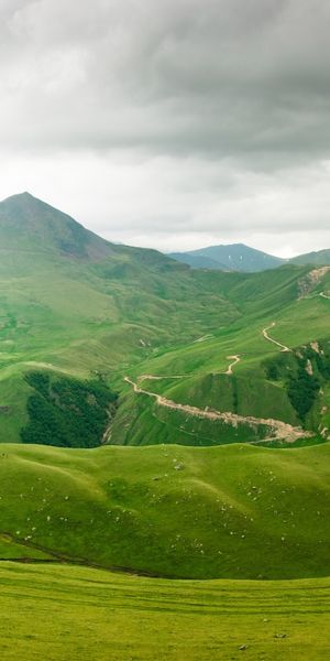 Explore Majestic Mountain Views with This 4K Mobile Wallpaper