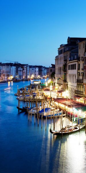 Enchanting Venice Nightscape: Perfect iPhone Wallpaper for City Lovers