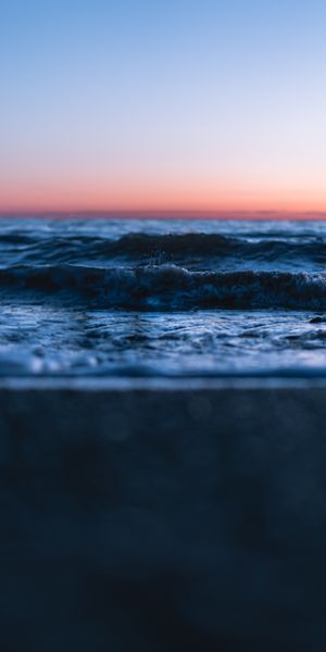 Breathtaking Sunset Over Waves - Ideal for Phone Wallpaper