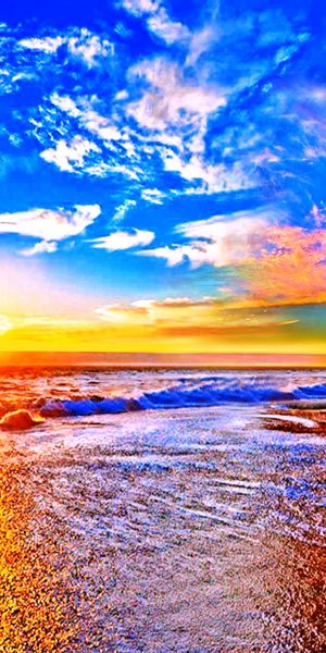 Breathtaking 4K phone wallpaper of a summer beach sunset on the horizon